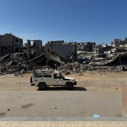 Un véhicule MSF devant des décombres à Gaza