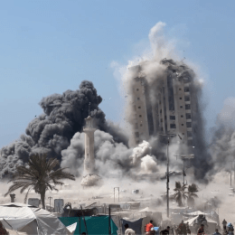 Explosion d'un immeuble par frappe aérienne israélienne dans la bande de Gaza 
