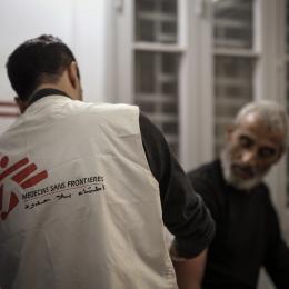 Un médecin MSF en consultation avec un patient à Gaza. Décembre 2024.