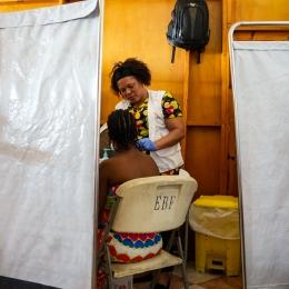 Une médecin soigne un patiente en Ukraine