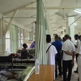 Visite médicale matinale effectuée par les médecins et les infirmières de l'hôpital provincial ANGAU Memorial, dans la province de Morobe, Papouasie-Nouvelle-Guinée.