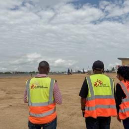 Un camion de MSF est en cours de chargement à l'aéroport de Bunia avec du matériel d'urgence acheminé depuis l'unité de soutien de MSF à Kampala (SUKA) destiné à la lutte contre Ebola.