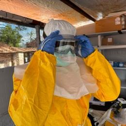 Un membre du personnel de MSF, portant un équipement de protection individuelle (EPI) complet dans la zone de réponse à Ebola en RDC