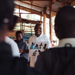 En images : reportage photo en immersion avec les équipes de MSF qui sensibilisent au virus