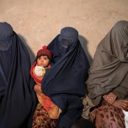 Des femmes dans la salle d'attente des urgences de l'hôpital MSF de Boost, à Lashkar Gah, dans la province d'Helmand. Salma, 23 ans, porte Samina, 6 mois, dans ses bras.