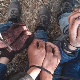 L'équipe MSF a trouvé trois personnes menottées lors d'une intervention médicale d'urgence sur l'île grecque de Lesbos.