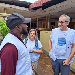 Ruggero Giuliani en discussion avec des collègues MSF à Mubende. Ouganda. 2022.