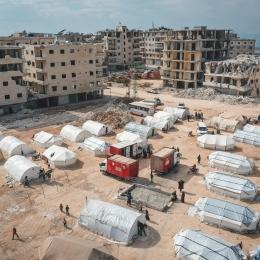 Vue d'un centre d'accueil des victimes des tremblements de terre dans le nord-ouest de la Syrie. Les équipes MSF ont procédé à une distribution dans ces centres.