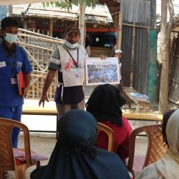 Séance de promotion de la santé auprès des patients de la salle d'attente de la clinique MSF de Jamtoli. Bangladesh.