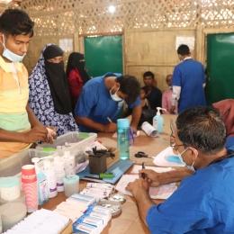 Vue de la clinique MSF de Jamtoli dans le camp de Cox's Bazar, où des patients attendent pour recevoir des médicaments contre la gale. Bangladesh.