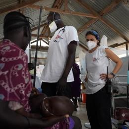 La responsable des soins infirmiers et un responsable clinique examinent un patient à l'hôpital MSF de Lankien. Soudan du Sud. 2023.