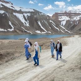 Des filles du village de Band-e-Amir se rendent à l'école dans la province de Bamyan. MSF a ouvert une structure de santé dans ce village, la seule destinée aux femmes et aux enfants. Afghanistan. 2023.