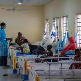 Vue d'une salle d'un hôpital soutenu par MSF où sont hospitalisés des patients souffrant de diphtérie. Nigeria. 2023.