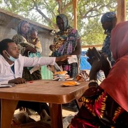 Le 1er novembre, 567 enfants ont été examinés dans le cadre du programme nutritionnel ambulatoire du centre de santé d'Adré. Les cas les plus graves sont référés à l'hôpital et ceux qui peuvent être traités à domicile reçoivent des aliments thérapeutiques et un traitement à prendre jusqu'à leur prochaine consultation médicale de suivi.
