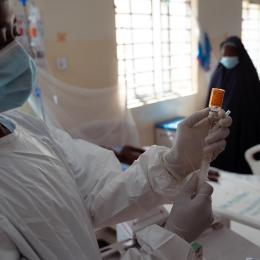 Un membre du personnel médical prépare une dose d'anti-toxine contre la diphtérie. Nigeria. 2023. 