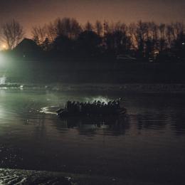 A rubber boat leaving the French coasts to England