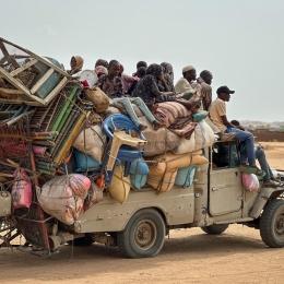 Des personnes déplacées atteignent la localité de Tawila. Elles viennent principalement d'El Fasher et des camps environnants tels que Zamzam et Abu Shok. L'extrême violence, les bombardements répétés, l'inflation et les pénuries alimentaires sont les principales raisons de leur déplacement.
