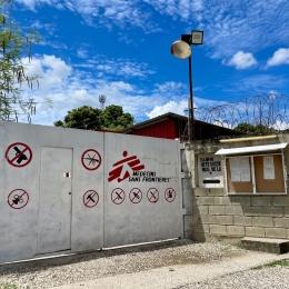 Vue d'une des entrées de l'hôpital MSF de Tabarre, mai 2025.