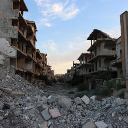 Destructions dans la ville de Deir ez-Zor, le 26 mai 2025. Comme une grande partie de la Syrie, Deir ez-Zor a subi d'énormes destructions au cours de plus d'une décennie de conflit armé. On estime que 60 à 80 % de la ville est encore détruite à ce jour.