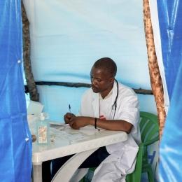Un médecin MSF enregistre les informations des patients dans une clinique mobile à Golé, l'une des trois localités où les équipes MSF interviennent. Le paludisme représente la majorité des cas traités, suivi des infections des voies respiratoires et des maladies sexuellement transmissibles.