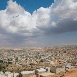 Des milliers d'abris pour personnes déplacées sont parsemés dans la ville d’Idlib