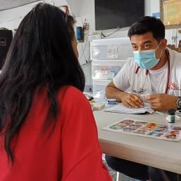 An MSF staff sees a patient in a consultation during a mobile clinic in Ciudad Juárez, in northern Mexico.