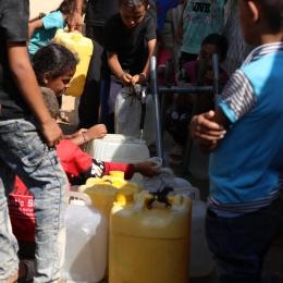 Un point de distribution d'eau MSF est situé à proximité de notre centre de soins de santé primaires à Mawasi.