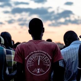 Des hommes font la queue pour recevoir des couvertures distribuées par une association locale aux personnes hébergées dans un abri temporaire pour réfugiés à Musina, en Afrique du Sud, en avril 2021.