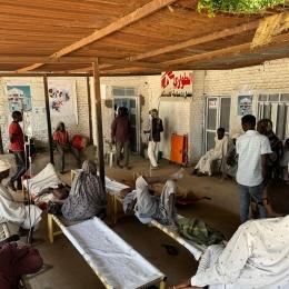 Des patients en attente de soins médicaux, à l'entrée du service des urgences de l'hôpital de Tawila, en avril 2025.