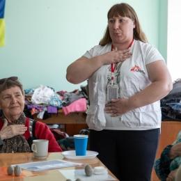 Nataliia Seleznova, promotrice de santé pour MSF, anime un exercice de respiration à la fin d'un atelier créatif à Kherson.