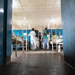 Vue d’une salle d’hospitalisation de l’hôpital général de Masisi. Nord-Kivu, RDC, septembre 2025.