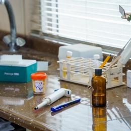 Laboratoire de l'hôpital Ibn Al-Baladi en Irak, où MSF soutient les services de diagnostic de la tuberculose et les activités de promotion de la santé. Septembre 2025