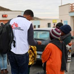 Un membre de MSF intervient auprès de survivants de naufrages