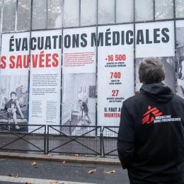 Collage affiché par les équipes de MSF à Paris pour dénoncer l'absence d'évacuations médicales depuis Gaza, le 6 novembre 2025. 