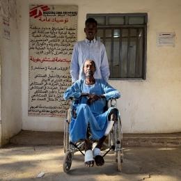 AM a été blessé aux jambes lors de l'attaque d'une mosquée à El Fasher. Il raconte que les prix des denrées alimentaires étaient extrêmement élevés et que la ville était constamment en proie aux pillages et aux attentats à la bombe. Hôpital de Tawila