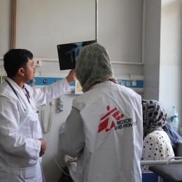Sorya Rashid et Ahmad Reshad, une équipe de médecins de MSF, analysent le rapport d'Umar, âgé de quatre ans, admis à l'unité de soins intensifs pédiatriques de l'hôpital régional Abo Ali Sina, à Mazâr-e Charîf, en Afghanistan.