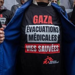 Les équipes de MSF ont installé une affiche géante à Paris pour dénoncer l'absence d'évacuations médicales depuis Gaza.
