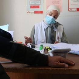 Une infirmière de MSF avec un patient à la clinique MSF d'Al Majaz, au sud de la Cisjordanie, en Palestine.
