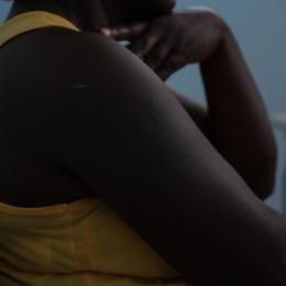 Une survivante âgée de 34 ans raconte son histoire lors d'un entretien avec le personnel de MSF à la clinique Pran Men'm. Commerçante de profession, elle voyageait avec un groupe de femmes pour acheter des marchandises lorsque des hommes armés ont intercepté leur camion et l'ont forcé à quitter la route principale sous la menace d'une arme. Le groupe a été emmené dans un endroit isolé, où les femmes ont été victimes d'agressions violentes et de violences sexuelles.  