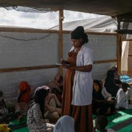 Une aide-soignante exerce dans une clinique de terrain MSF à Adré. 