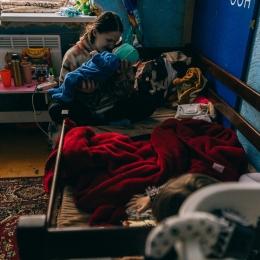 Kateryna et son fils Damir dans un refuge de Dnipro