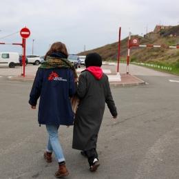 Les membres du personnel de MSF apportent leur aide aux survivants de naufrages ou de tentatives infructueuses de traversée de la Manche pour rejoindre l'Angleterre.