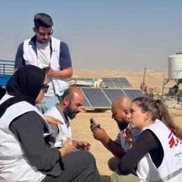 Un coordinateur de terrain de MSF s'entretient avec l'équipe dans la région de Masafer Yatta après avoir reçu un appel signalant une attaque de colons contre la communauté de Sfey, à Masafer Yatta, en Cisjordanie, en Palestine, en 2025.