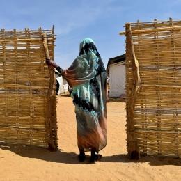 Aisha*, 35 ans, a été déplacée à plusieurs reprises en raison du conflit au Darfour du Nord. En 2025, alors qu’elle fuyait vers El Fasher avec ses enfants, elle a été victime de violences sexuelles et a découvert par la suite qu’elle était enceinte.