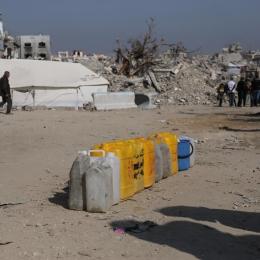 Des Palestiniens attendent l'arrivée du camion-citerne à Jabalya, au nord de la bande de Gaza.