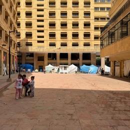 Une famille dans un bâtiment vide au Liban après que les populations aient fui les bombardements