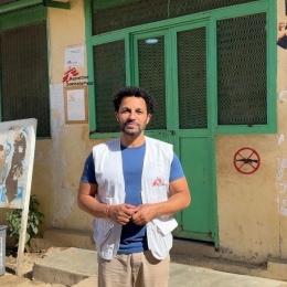 Le Dr Javid Abdelmoneim, président international de MSF, se tient devant le service de pédiatrie de l'hôpital universitaire de Zalingei, dans l'État du Darfour central, au Soudan.