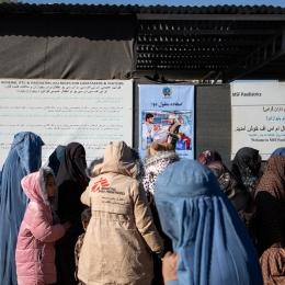Afghanistan : MSF dénonce la détention de l’une de ses employées pour non-respect du code vestimentaire
