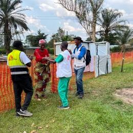 La population accueille les premiers patients guéris de la maladie à virus Ebola au centre de traitement de Bulape. 