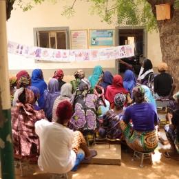 Un responsable de la santé mentale de MSF anime une séance de groupe avec des patientes atteintes de fistule obstétricale à l'hôpital général de Jahun, à Jahun, dans l'État de Jigawa, au Nigeria.